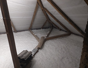 Zateplení stropu rodinného domu pomocí foukané izolace